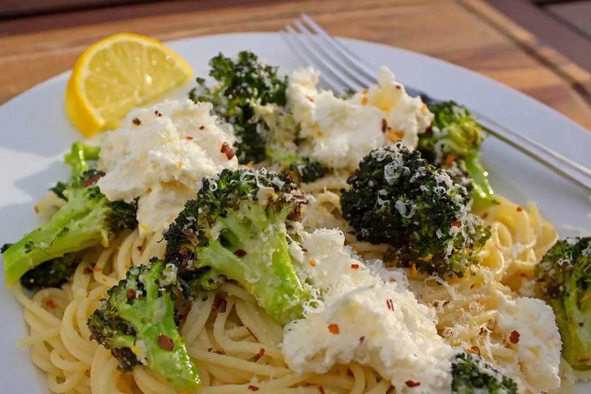 Air fryer broccoli with ricotta and pasta