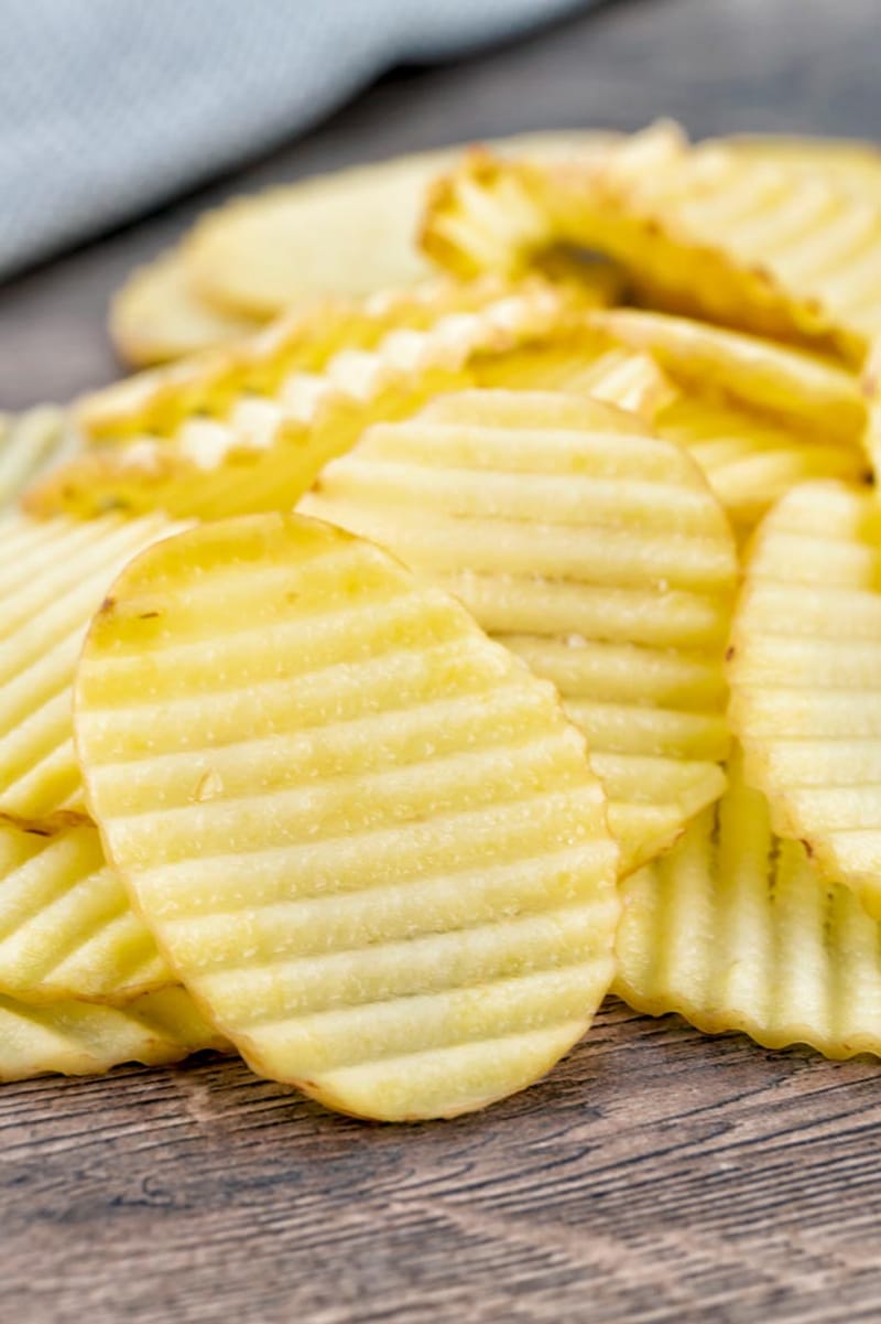 Crispy air fryer potato chips