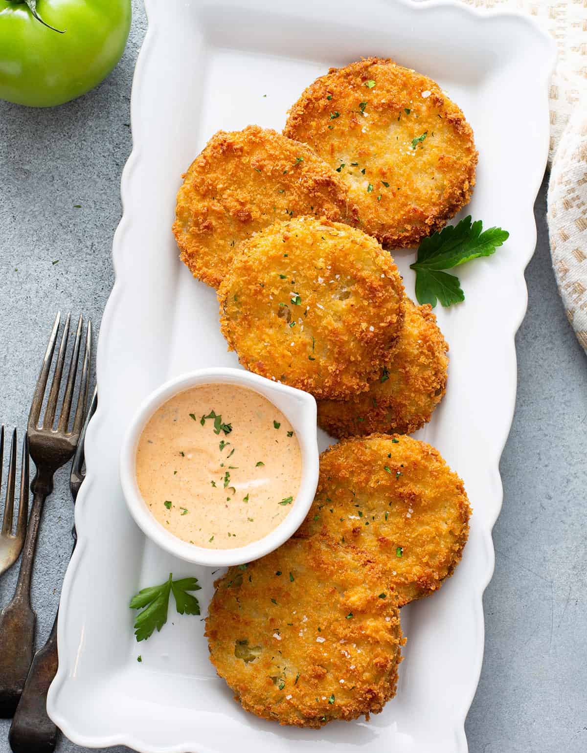 Fried green tomatoes with remoulade sauce