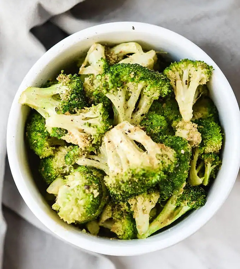 Highly addictive vegan air fryer broccoli
