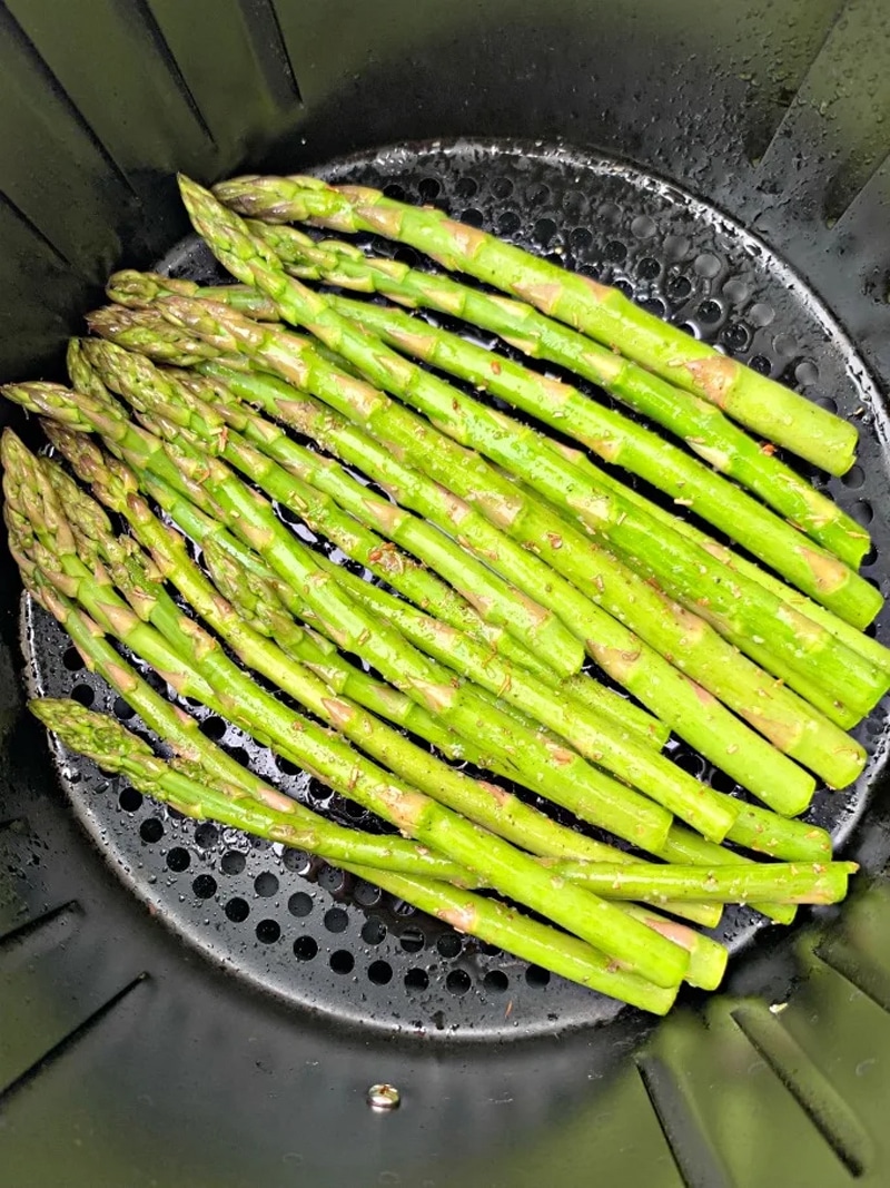 Quick and easy air fryer roasted asparagus