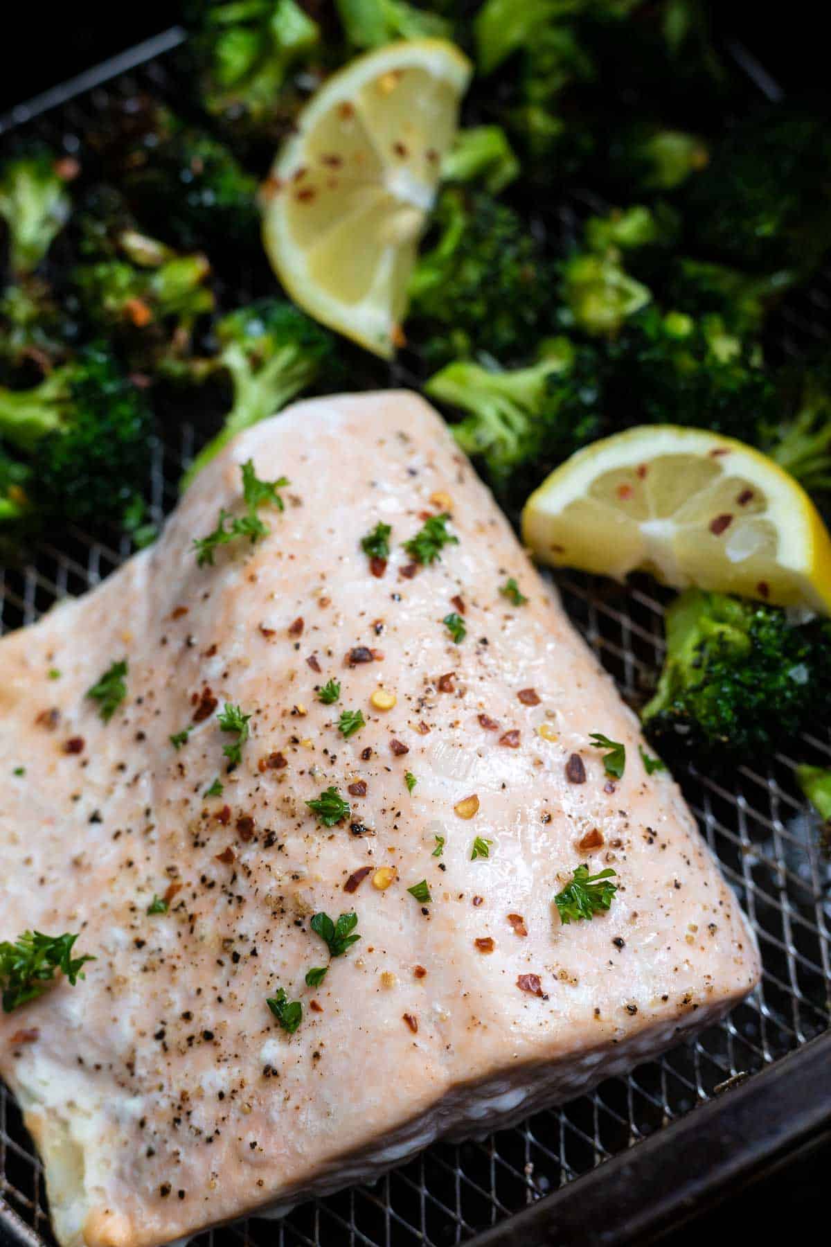 Salmon and broccoli in air fryer